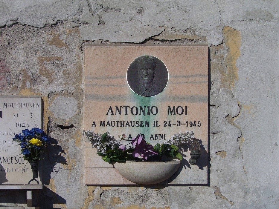 Lapide commemorativa di Antonio Moi, partigiano, a Bovisio Masciago, in memoria della resistenza.