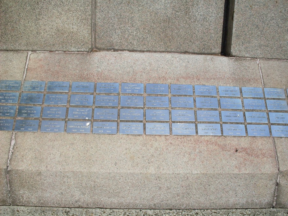 Monumento commemorativo ai Caduti di Gualtieri con placche dedicate ai soldati caduti.