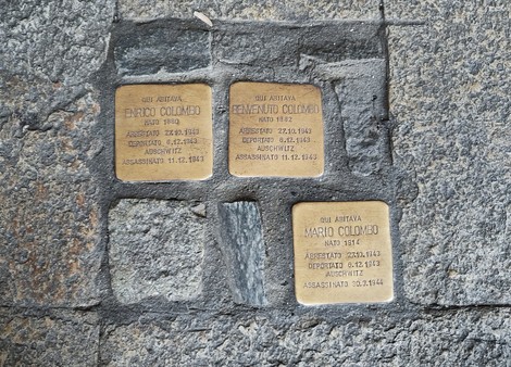 Pietre d'inciampo dedicate a Enrico, Kemenuto e Mario Colombo, con informazioni sui loro destini tragici.