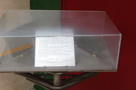 Monumento ai caduti dell'Ansaldo Elettrotecnico, dedicato alla memoria e alla pace.