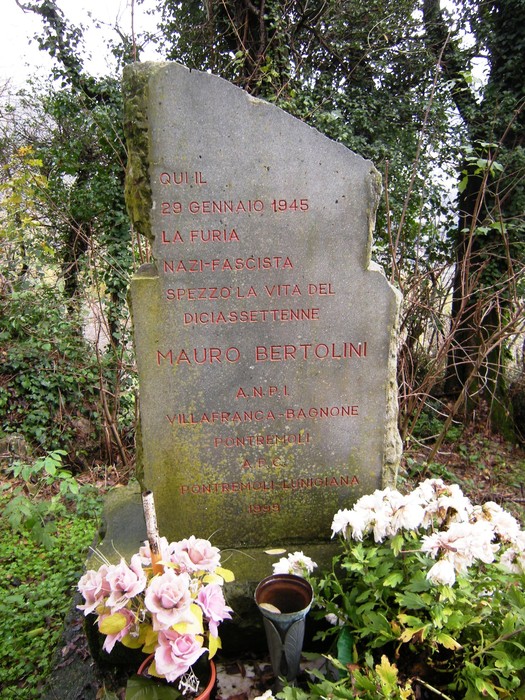 Cippo commemorativo dedicato a Mauro Bertolini, vittima del nazifascismo, eretto a Villafranca Bagnone.
