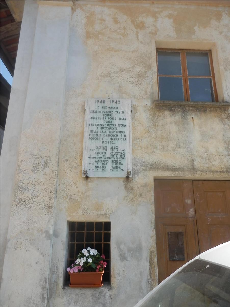 Lapide commemorativa dedicata ai Cacciati, affissa su un edificio storico.