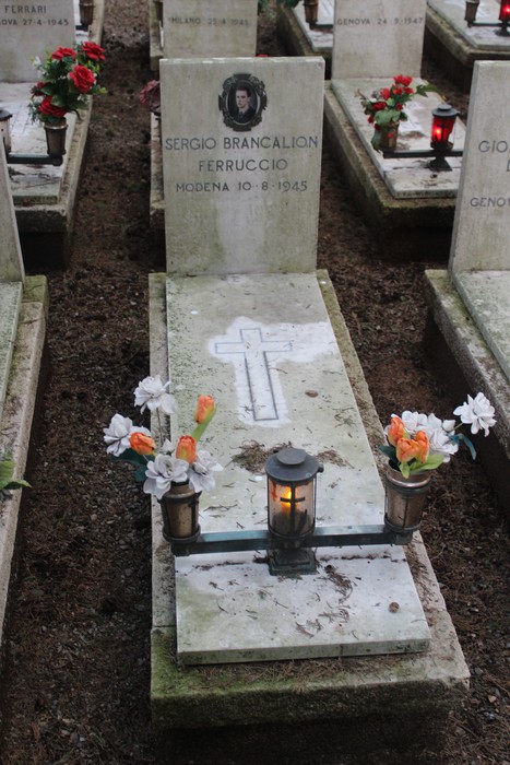 Tombe commemorative decorate con fiori e candele, dedicate ai caduti per la Libertà.