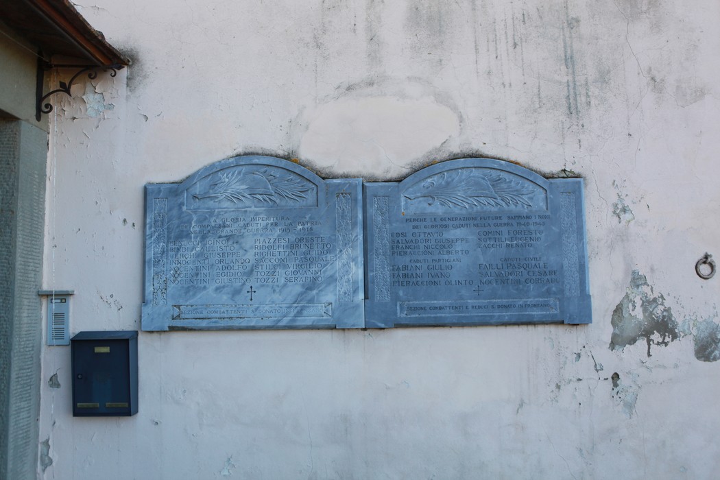 Lapide commemorativa ai caduti di San Donato, incisa su una parete, in memoria dei soldati.