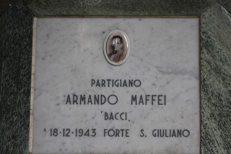 Sacrario dedicato ai caduti della Liberazione, con una targa commemorativa di Armando Maffei.