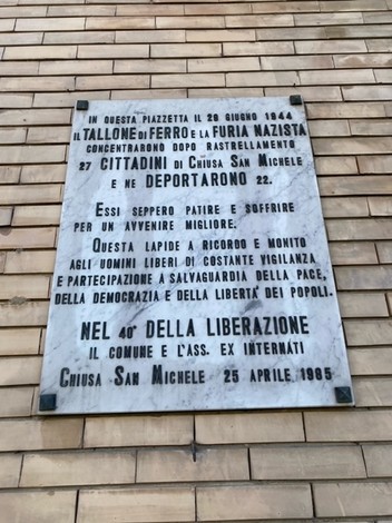 Lapide che ricorda il rastrellamento di 22 cittadini di Chiusa San Michele da parte dei nazisti nel 1944.