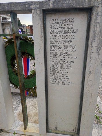 Sacrario dei caduti per la Libertà, commemorazione con nomi di eroi e una corona d'alloro.