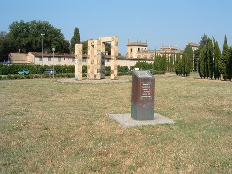 Monumento dei giardini Corsi Salviati, un'opera che celebra la cultura in un ambiente verde e suggestivo.