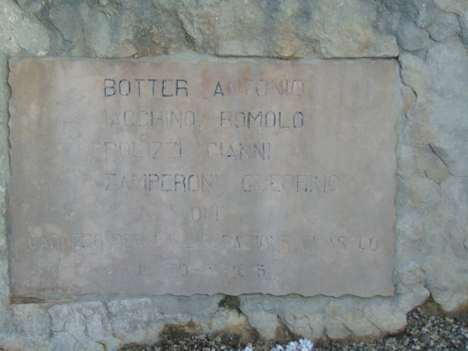 Lapide commemorativa dedicata a Botter, Iacchino, Polizzi e Zamperoni, incastonata nella pietra.