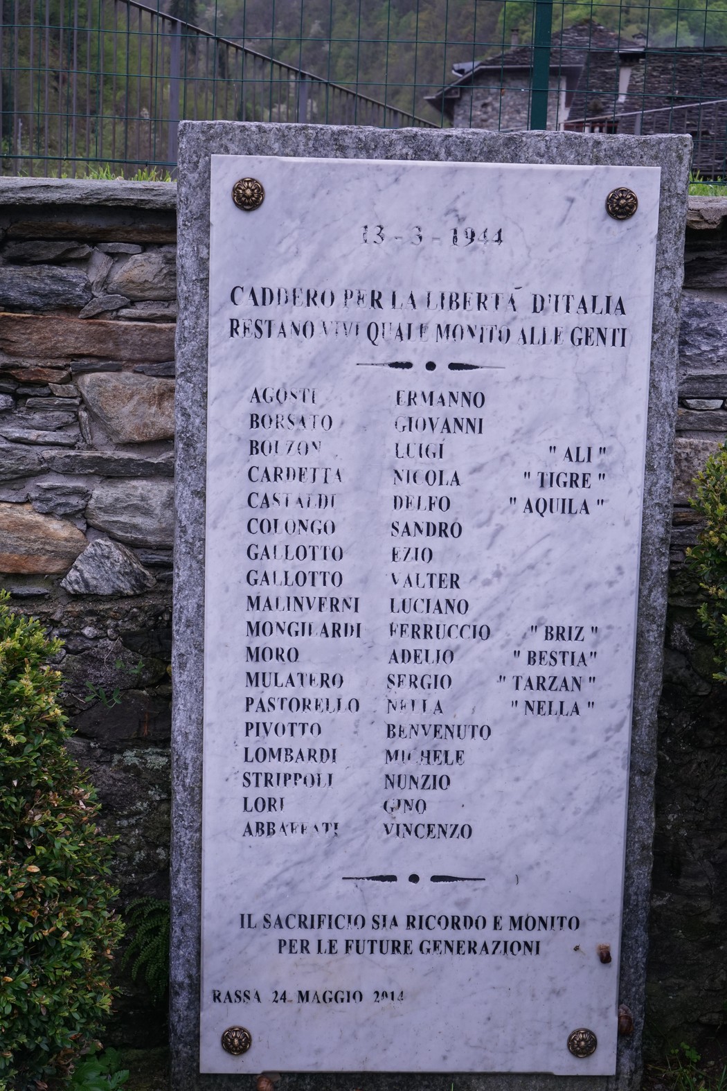 Lapide commemorativa in memoria di Agosti e altri caduti per la libertà, situata a Rassa.