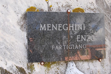 Targa commemorativa di Enzo Meneghini, partigiano, nel Parco della Resistenza di Caniparola.