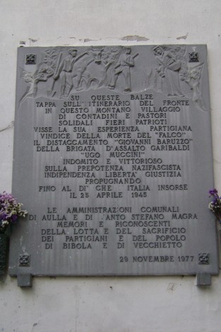 Lapide commemorativa dedicata alla Brigata Muccini nel villaggio di Aulla. Riconoscimento ai partigiani.
