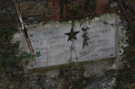 Lapide commemorativa in memoria di Di Nello, Formenti, Gazzo e altri, con decorazioni e iscrizioni.