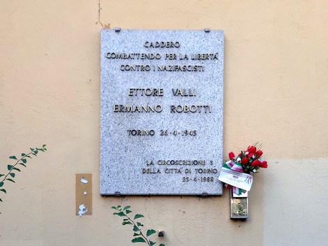 Lapide commemorativa dedicata a Ettore Valli ed Ermanno Robotti, caduti per la libertà a Torino nel 1945.