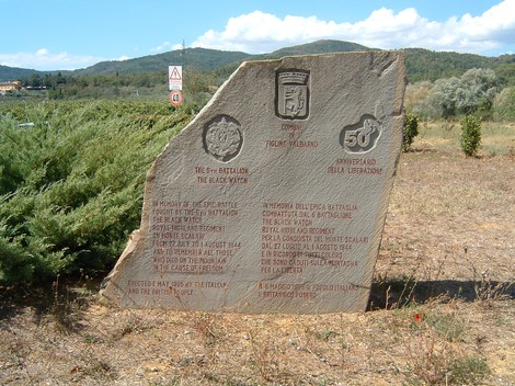 Monumento commemorativo dedicato al 50° anniversario della liberazione, situato nell'Area monumentale di Sant'Andrea.
