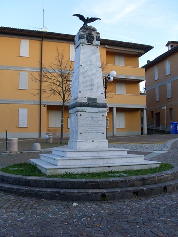 Monumento ai Caduti di Ciano d'Enza, dedicato ai soldati della Prima e della Seconda Guerra Mondiale.