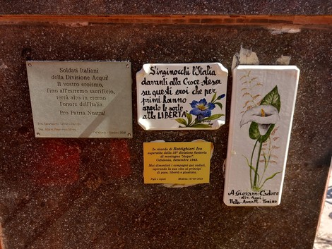Sacrario dei caduti di Cefalonia, dedicato ai soldati italiani, con testi commemorativi e decorazioni floreali.