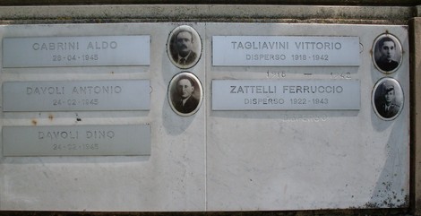 Monumento in memoria dei caduti di Santa Vittoria, con iscrizioni dedicati ai dispersi della guerra.