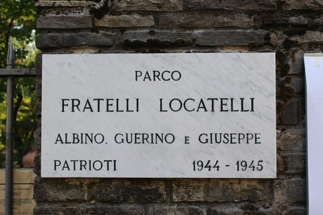 Targa commemorativa dedicata ai fratelli Locatelli, patrioti attivi durante il periodo 1944-1945.