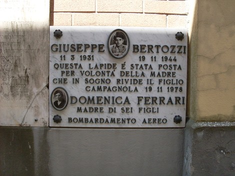 Lapide commemorativa dedicata a Giuseppe Bertozzi, recante un omaggio della madre Domenica Ferrari.