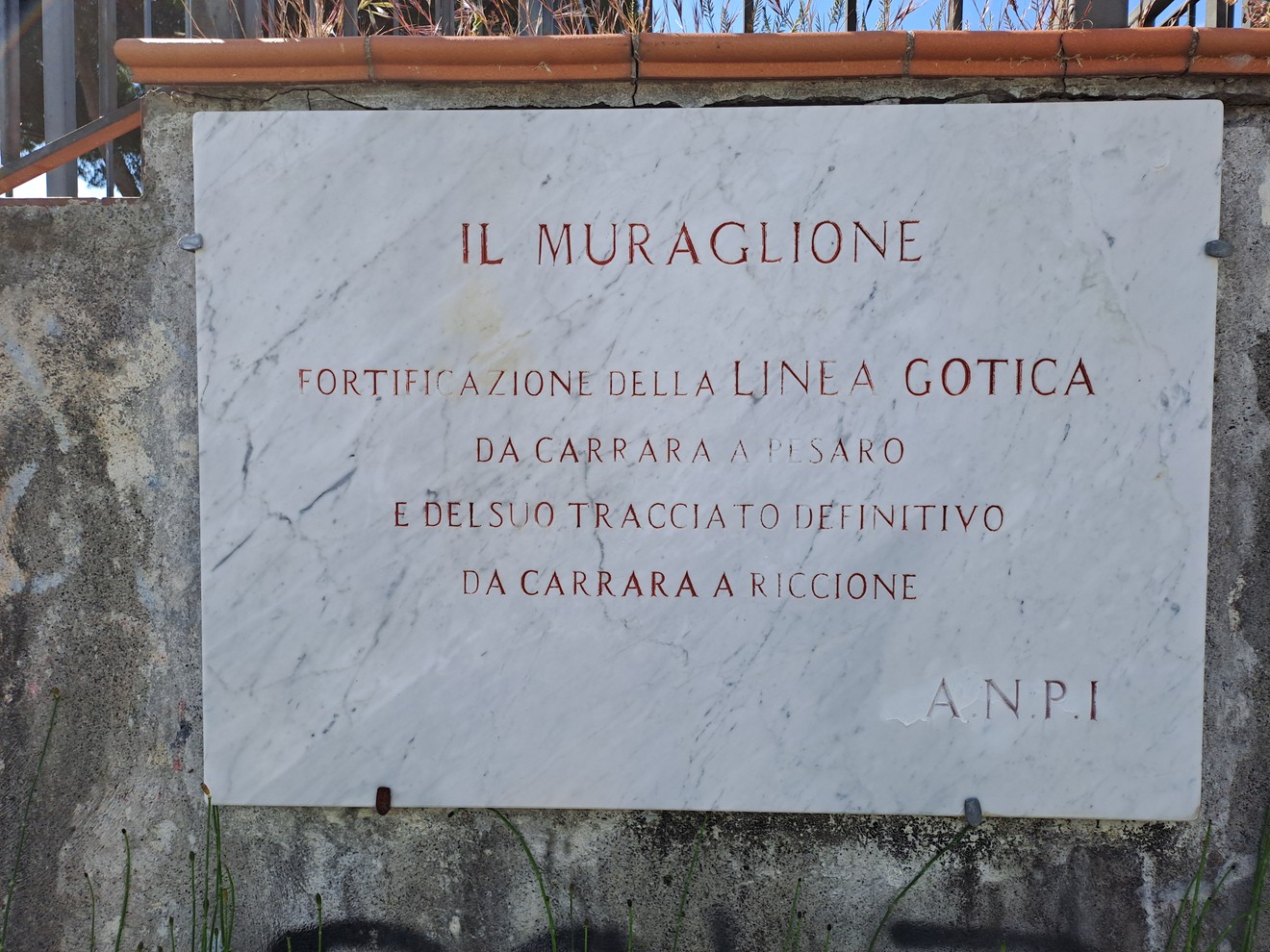 Lastra commemorativa dedicata a "Il Muraglione", fortificazione della linea gotica in Italia.