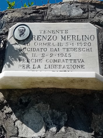 Lapide commemorativa dedicata a Lorenzo Merlino, eroe della resistenza contro l'occupazione tedesca.
