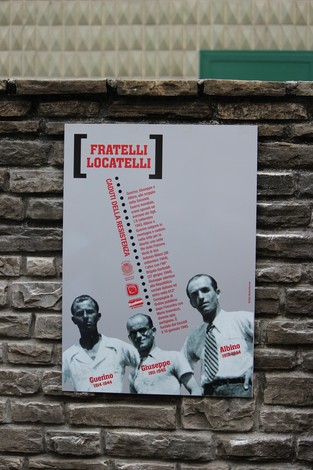 Targa commemorativa dedicata ai Fratelli Locatelli, con fotografie e informazioni storiche.