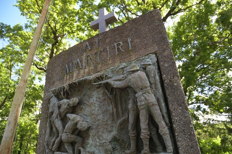 Memoriale dei caduti della Benedicta con rilievi che commemorano i martiri. Ambiente naturale circostante.