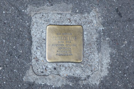 Pietra d'inciampo dedicata a Clotilde Levi, vittima della Shoah, per ricordarne la tragica storia.