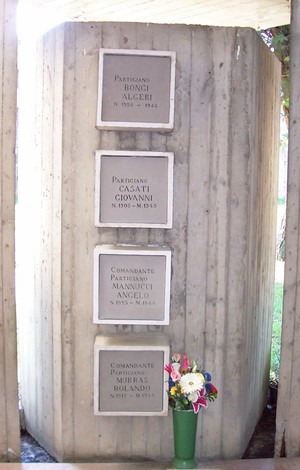 Sacrario dei caduti di Pontassieve, commemorazione di partigiani e caduti, con fiori in omaggio.