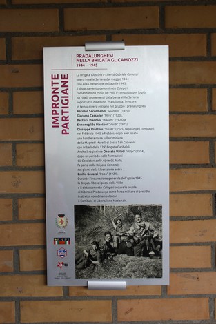Immagine commemorativa dedicata ai pradalunghesi nella Brigata Camozzi, con informazioni storiche e fotografie.