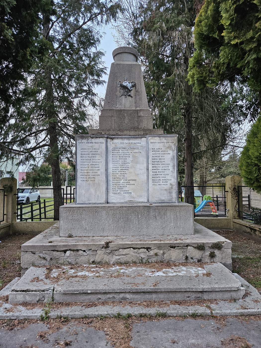 Monumento ai Caduti di Lama Polesine, caratterizzato da una struttura in muratura con nomi incisi sui lati.