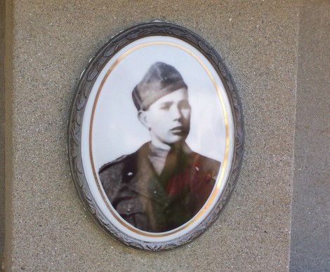 Ricordo del giovane Vannini, sepolto con onore, simbolo di sacrificio e memoria.
