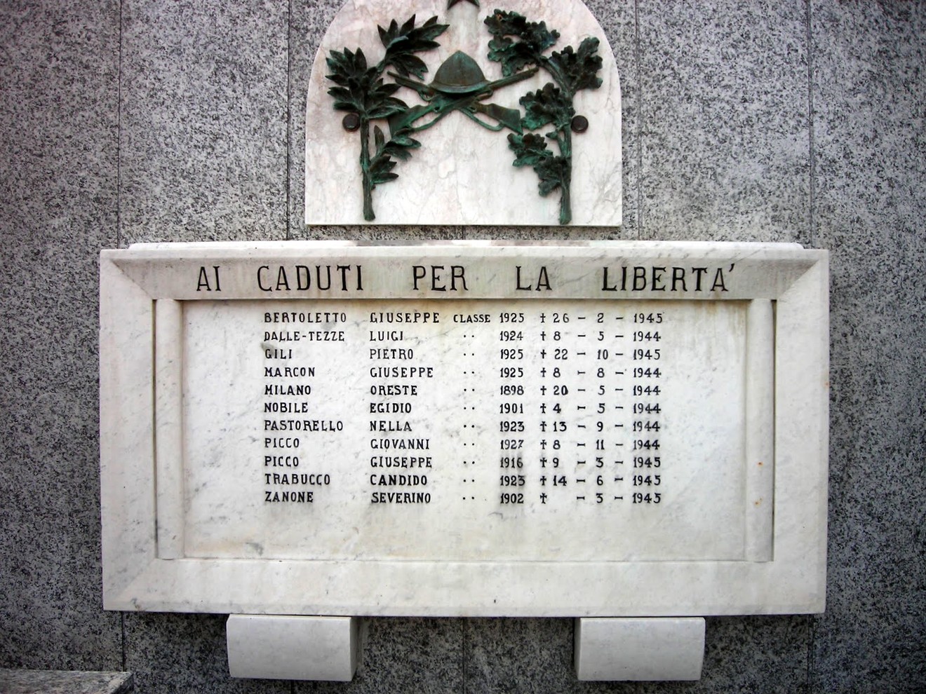 Lapide commemorativa ai caduti per la Libertà di Roasio, con nomi e date di persone onorate.