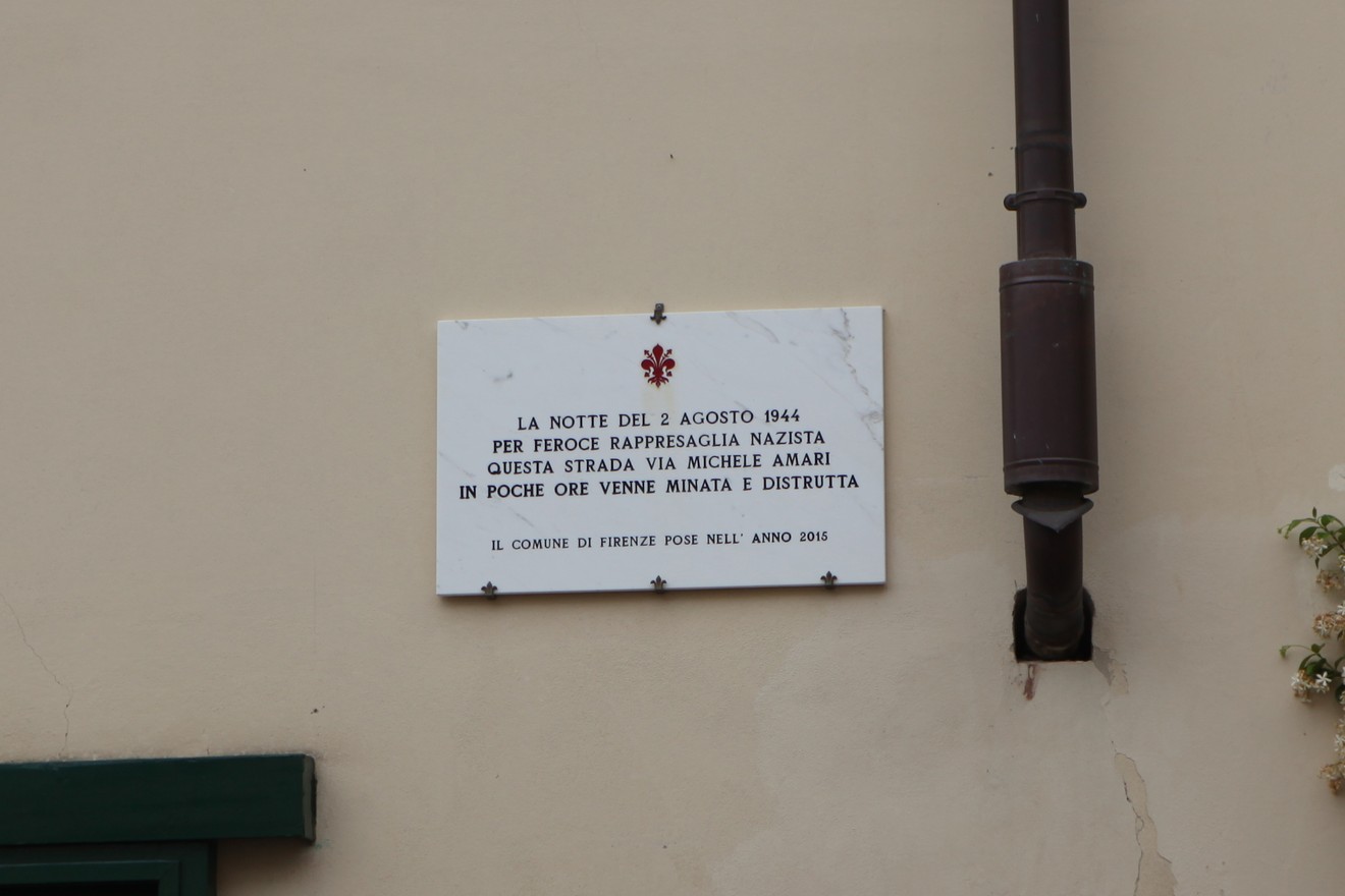 Lapide commemorativa che ricorda gli eventi del 2 agosto 1946 in via Michele Amari a Firenze.