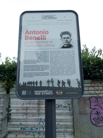 Targa commemorativa dedicata ad Antonio Benelli, partigiano, con informazioni sulla sua vita e il suo contributo.