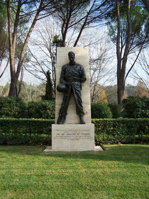 Statua commemorativa nel Cimitero Militare Americano, simbolo di onore e rispetto per i caduti.
