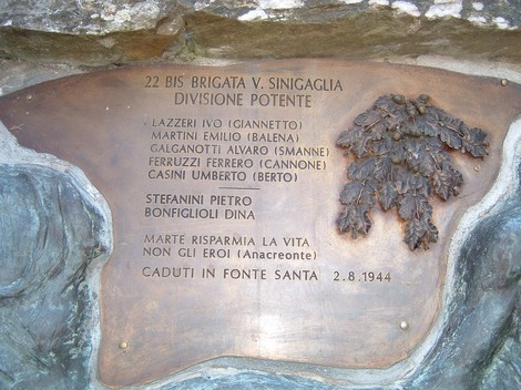 Monumento in memoria dei caduti della 22ª Brigata V. Sinigaglia, con una placca commemorativa e foglia di quercia.