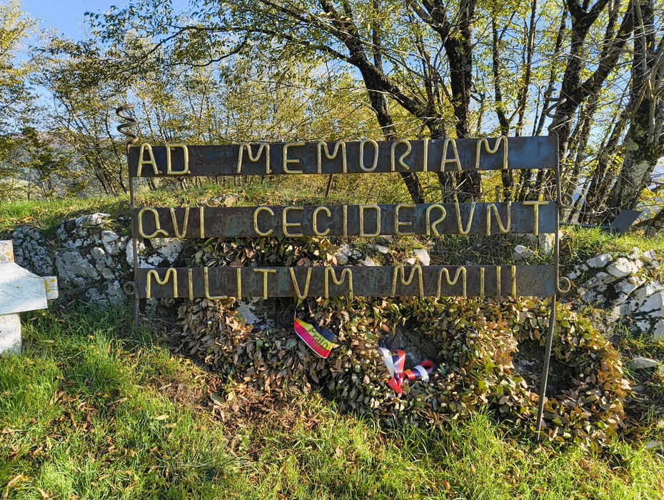 Monumento commemorativo nel Parco della Linea Gotica, dedicato ai caduti. Nature e storia si uniscono.