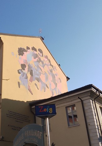 Murale colorato che celebra i martiri di Gorla, raffigurante figure stilizzate in un contesto urbano.