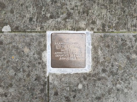 Pietra d'inciampo dedicata a Leone Mollo, commemorativa di arresto, deportazione e assassinio.