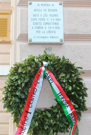 Lapide commemorativa di Nicola Do Rosario, con una corona di alloro e nastri colorati, dedicata alla libertà.