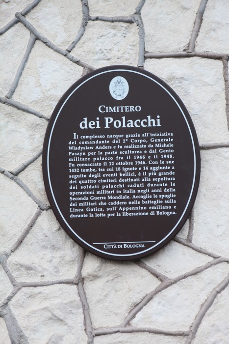 Cimitero di guerra polacco, memoriale dedicato ai soldati polacchi, situato a Bologna. Atmosfera di rispetto e commemorazione.