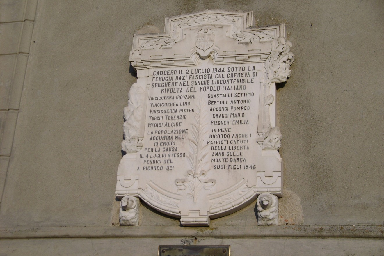 Lapide commemorativa dei caduti della Pieve, in memoria delle vittime della strage nazifascista del 1944.