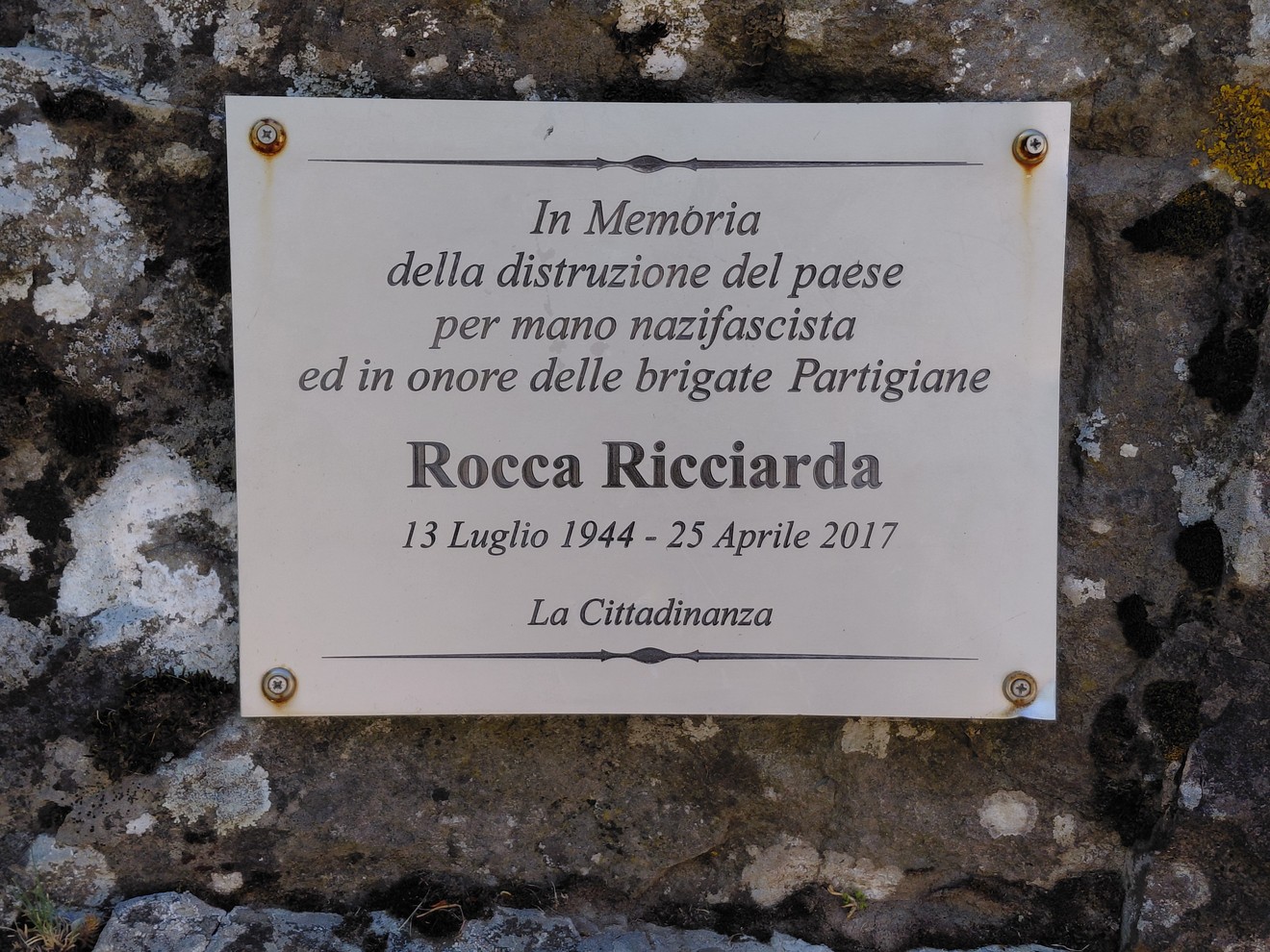 Targa commemorativa per la distruzione di Rocca Ricciarda, in onore dei partigiani e della memoria storica.