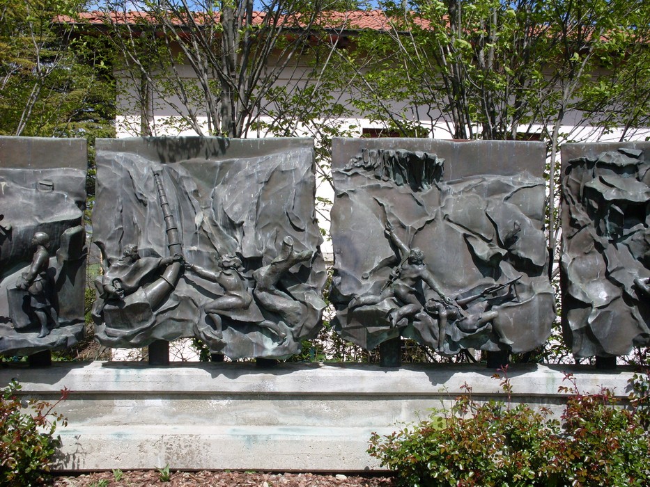 Monumento che celebra il coraggio e il contributo delle donne nella Resistenza durante la Seconda Guerra Mondiale.