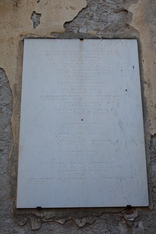 Lapide commemorativa ai caduti di Santa Lucia, in memoria dei soldati sacrificatisi per la patria.