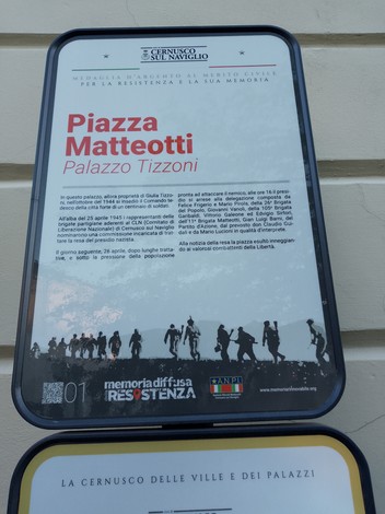 Targa commemorativa che ricorda la resa del presidio tedesco, collocata in un contesto urbano.
