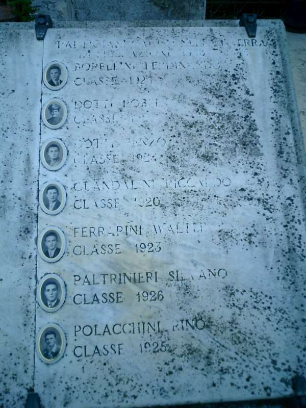 Monumento ai caduti di Quarantoli, commemorativo con nomi su una lastra di pietra.