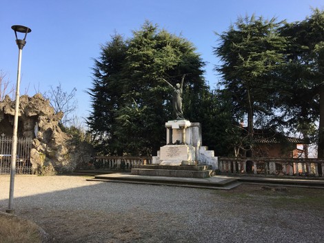 Monumento ai caduti di Chignolo Po, dedicato alla memoria dei combattenti, circondato da verde e tranquillità.